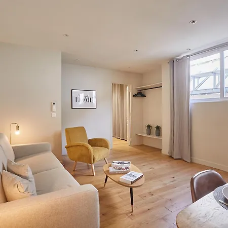 Center Of By Prestige * 파리